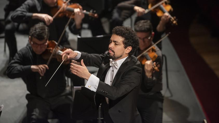 El ascendente director chileno Luis Toro Araya vuelve al Municipal para dirigir la Octava de Bruckner.