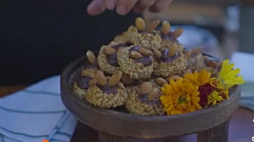 Bocaditos de sésamo y plátano: una receta saludable y sin gluten junto a Carlo von Mühlenbrock