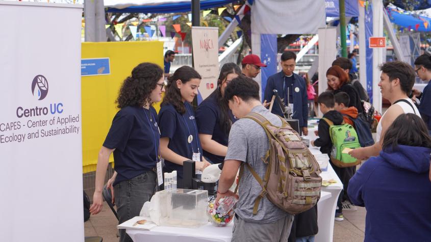 Día de la Biodiversidad: Feria ecológica reúne ciencia, naturaleza y sociedad en pleno centro de Santiago. Créditos: CAPES UC 