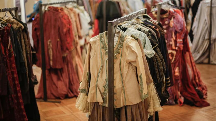 Municipal de Santiago abre nuevamente sus puertas para venta de vestuario teatral.