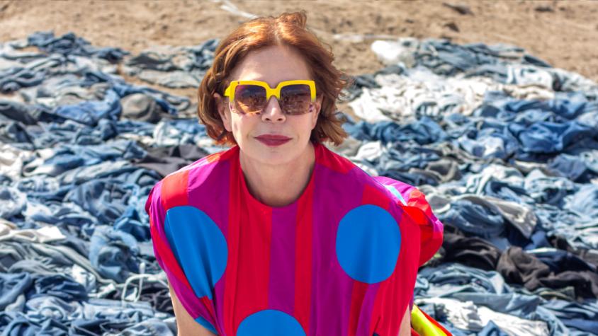 Diseñadora española Agatha Ruiz de la Prada en vertedero del desierto de Atacama. Chile, 2024. Créditos: RFD