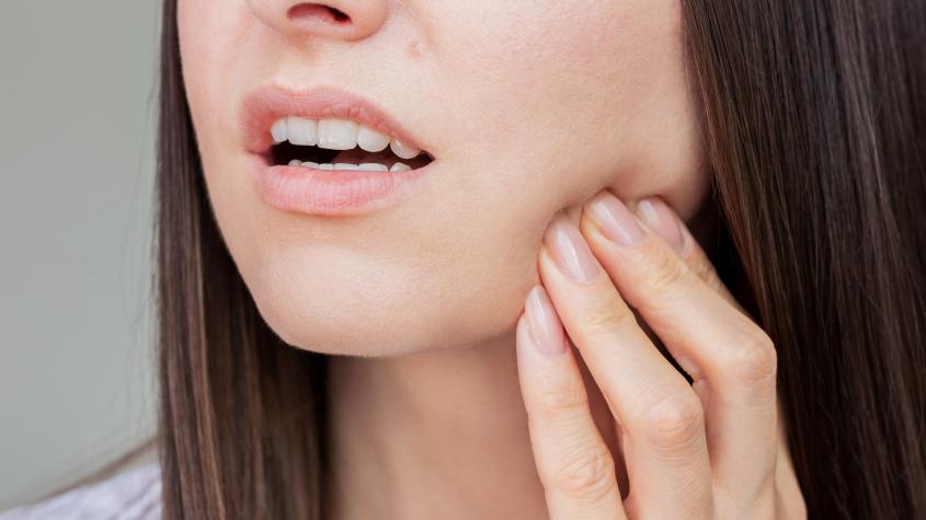 5 hábitos que parecen inofensivos… pero dañan tus dientes más de lo que crees