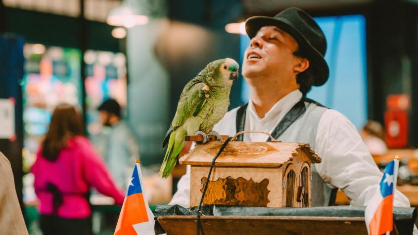 No te pierdas la Fonda MUT: Tradición y sabor chileno en el corazón de la ciudad.