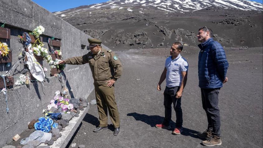 Pancho Saavedra visita memorial de la tragedia de Antuco. Créditos: Canal 13