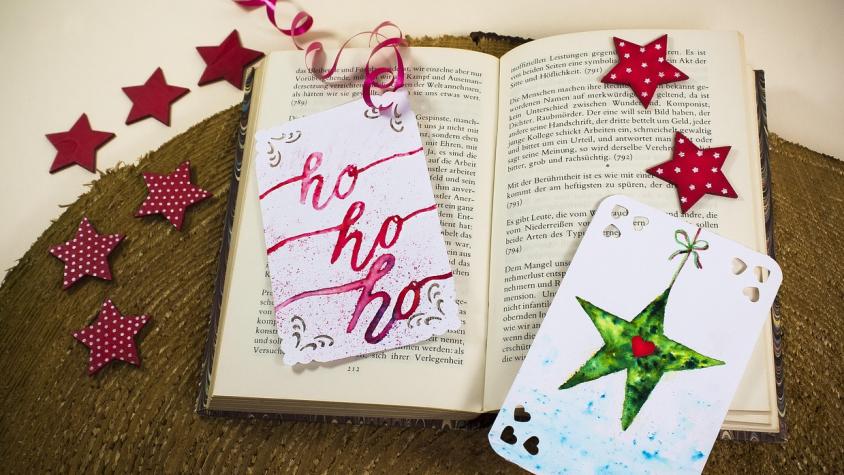 Libros en Navidad. Créditos: Pexels 