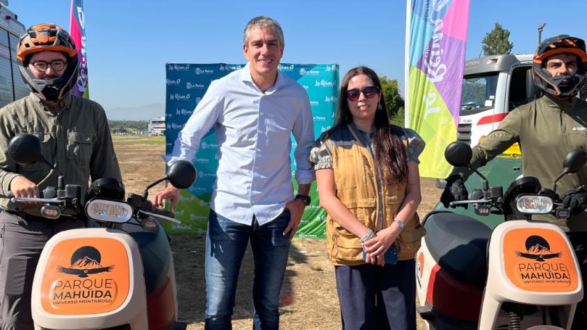Alcalde de La Reina con equipo Mahuida. 