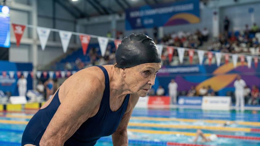 Se estrena documental sobre Eliana Busch, nadadora de 90 años que es campeona del mundo.