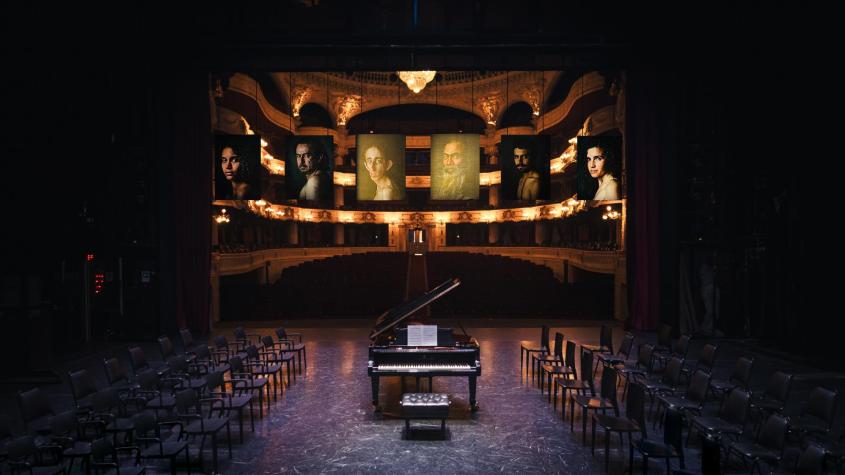 Así es Reflejos de Macondo, la exposición fotográfica inmersiva con que el Teatro Municipal de Santiago celebra el centenario de García Márquez.
