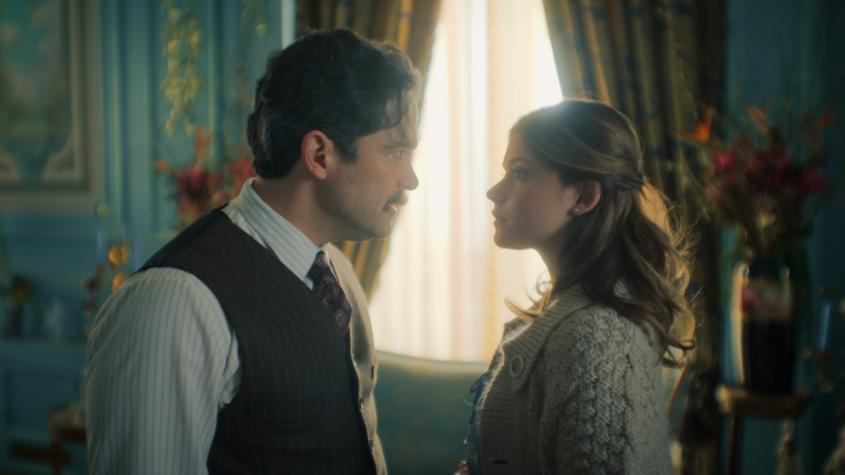 Esteban Trueba y Clara del Valle de La Casa de los Espíritus. Créditos: Amazon MGM Studios