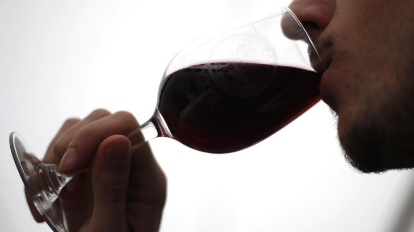 Hombre bebe una copa de vino. Créditos: Agencia UNO. 