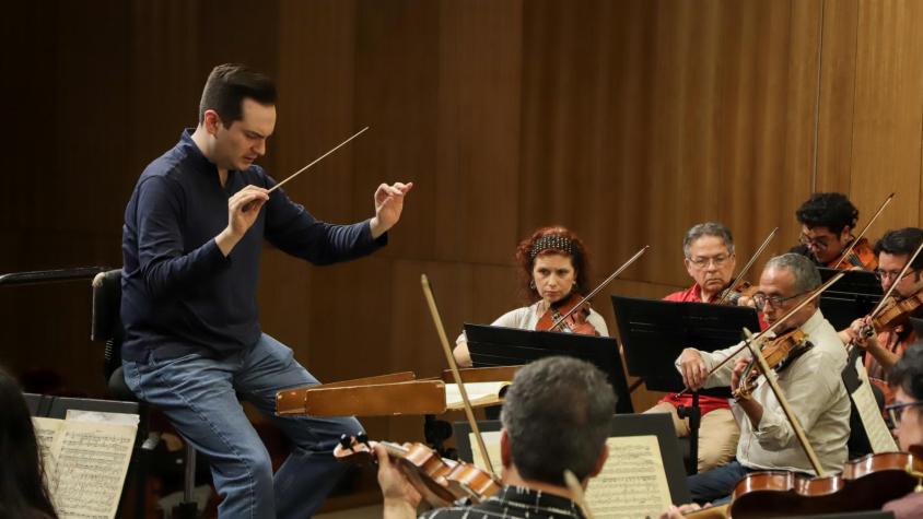Iván López-Reynoso, destacado director mexicano, debuta en Chile con la Orquesta Sinfónica de la Universidad de Concepción.