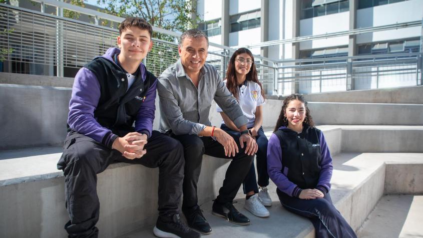 Ramón Ulloa y estudiantes para Misión Educar.