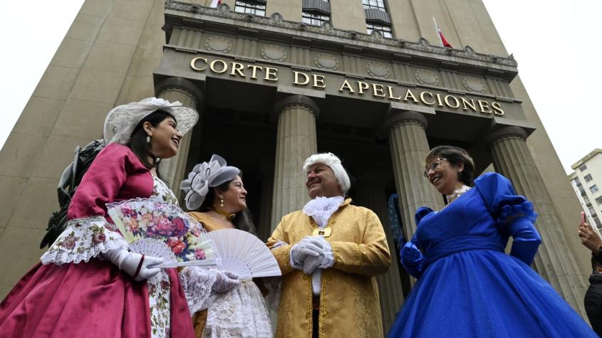 Personas vestidas con trajes antiguos en Valparaíso para el Día de los Patrimonios. / Agencia UNO. 