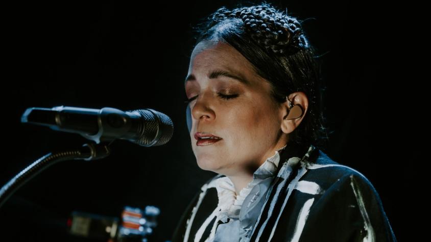El rito íntimo de Natalia Lafourcade en Chile: El florecer de una ‘Cancionera’ que llenó el Movistar Arena.