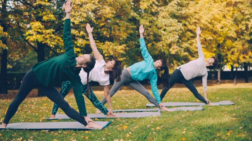 Yoga al aire libre. Créditos: Pexels. 