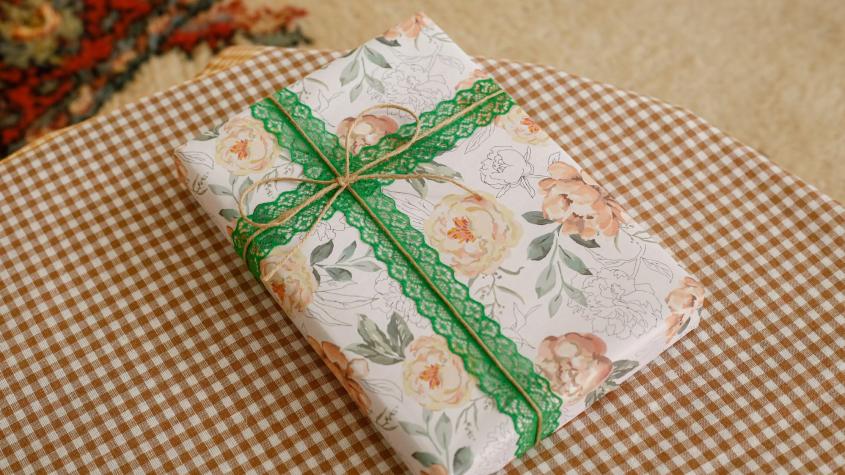 Libro como regalo. Créditos: Pexels. 