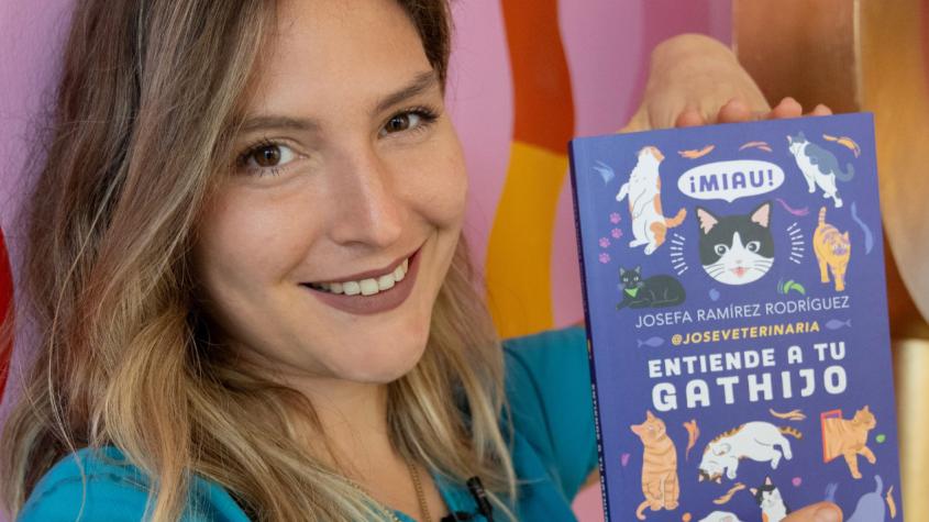 Josefa Ramírez junto a su libro "Entiende a tu gathijo" / Instagram