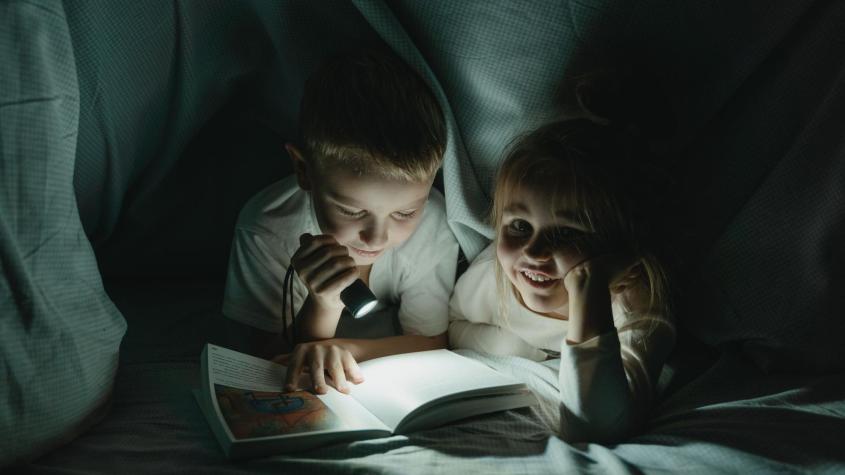 Niños leyendo