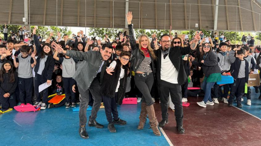 Nicole sorprende a estudiantes del Colegio Alicante del Valle en Puente Alto en el Día del Rock Chileno.