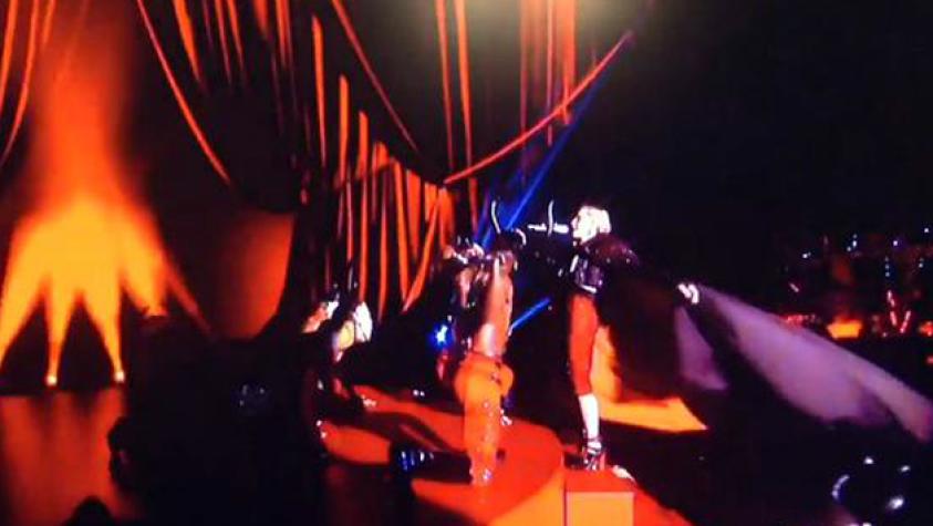 Mira la caída de Madonna en pleno show