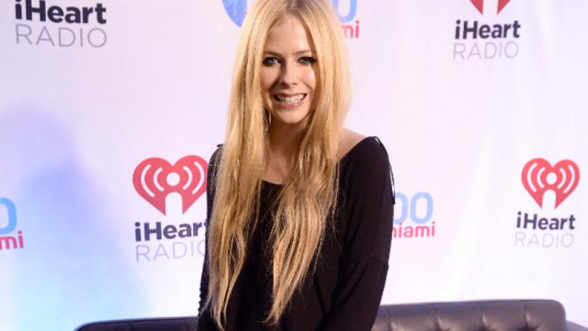 Avril Lavigne muestra exámenes sanguíneos para controlar su enfermedad
