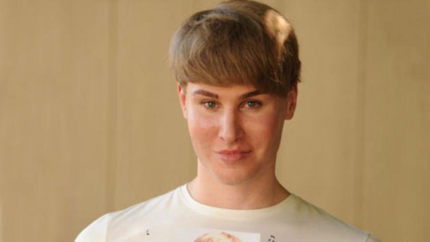 Joven gasta millonaria suma para parecerse a Justin Bieber