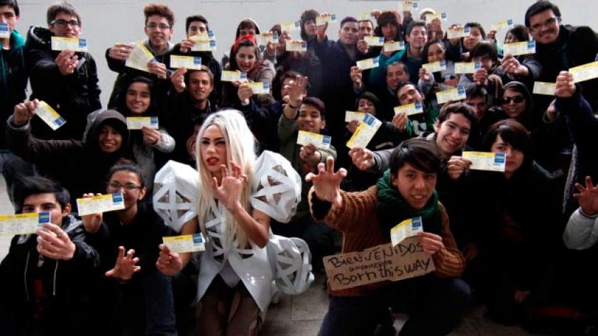 Fans de Lady Gaga pasan la noche esperando un ticket