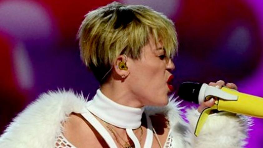Miley Cyrus escandaliza con vestido transparente