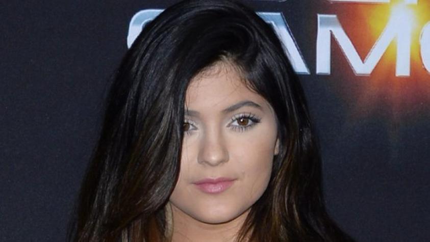 Hermana menor de las Kardashian causa polémica con su escote