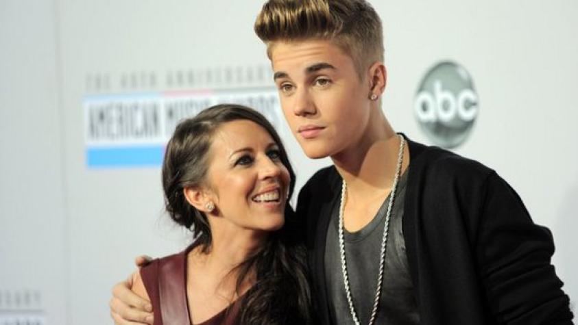 Mamá de Justin Bieber desata locura de los fans en mall capitalino