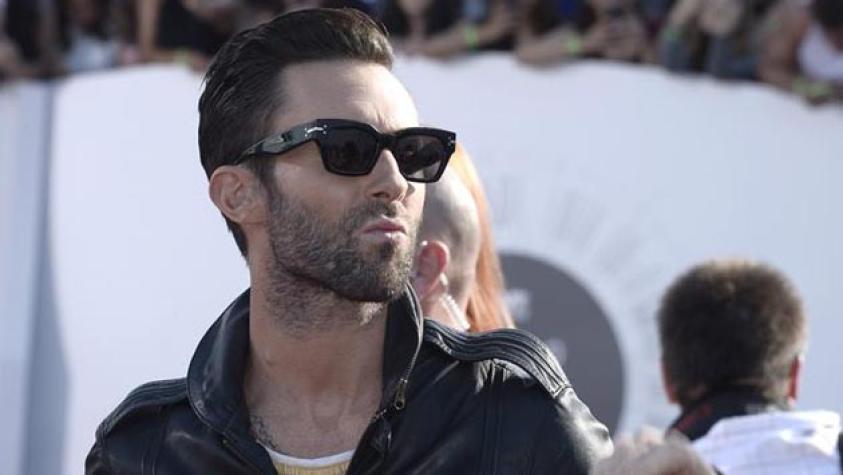Adam Levine golpea a una fan y luego enmienda el error