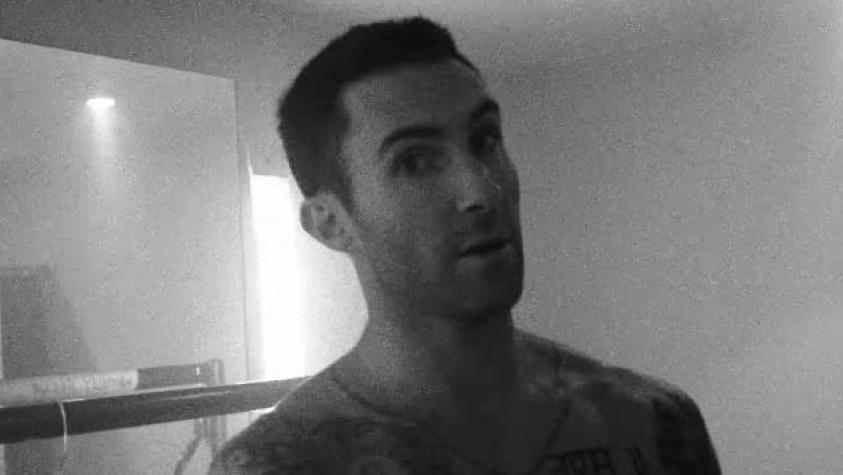 ¡Adam Levine se sacó toda la ropa para su nuevo videoclip!