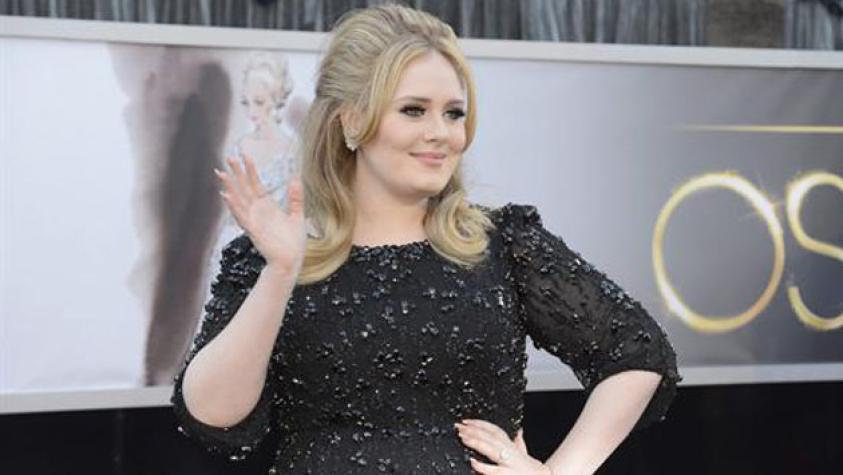 Adele reaparece vestida como George Michael