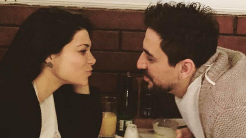 Antonella Ríos le revela a su pareja el sexo de su bebé en una torta