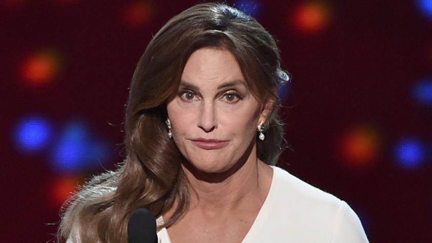 Caitlyn Jenner muestra pronunciado escote