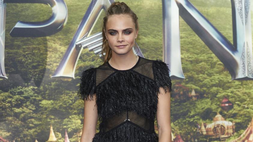 Un vestido corto le jugó una mala pasada a Cara Delevingne