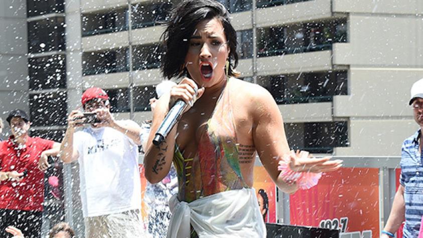 Demi Lovato sufre dolorosa caída presentando su nuevo single