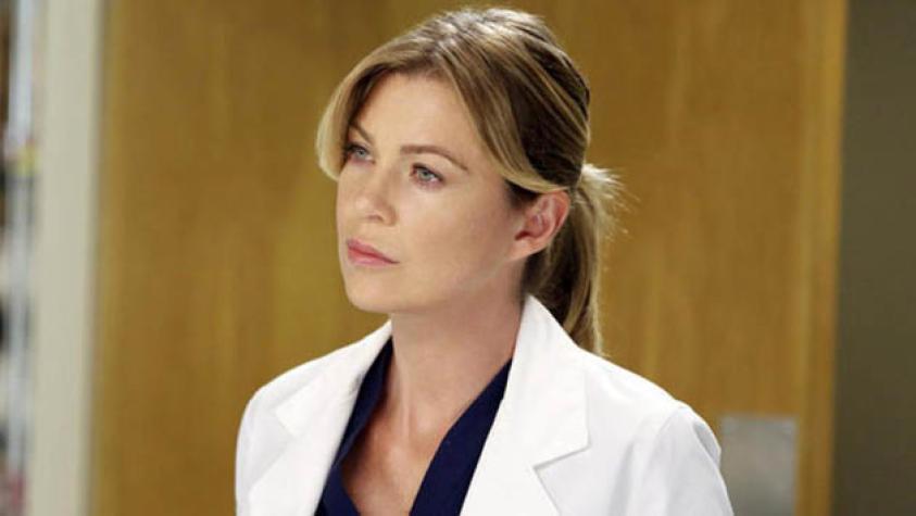 Ellen Pompeo posa usando nada más que su bata abierta