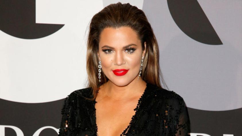 Khloe Kardashian se lució con un “twerking” con vestido transparente