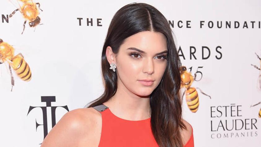 Kendall Jenner deja ver íntimo piercing durante un desfile