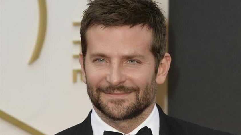 ¡Sorprenden a Bradley Cooper e Irina Shayk a los besos!