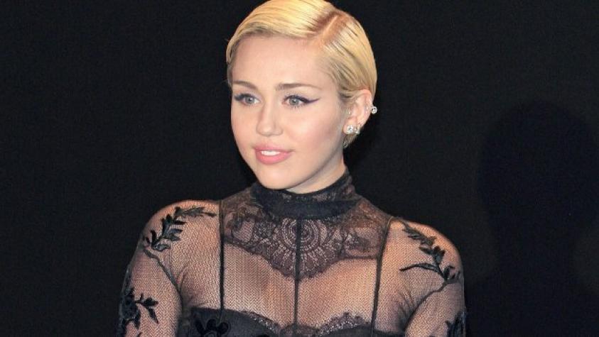 Miley Cyrus fue en topless al show de Jimmy Kimmel