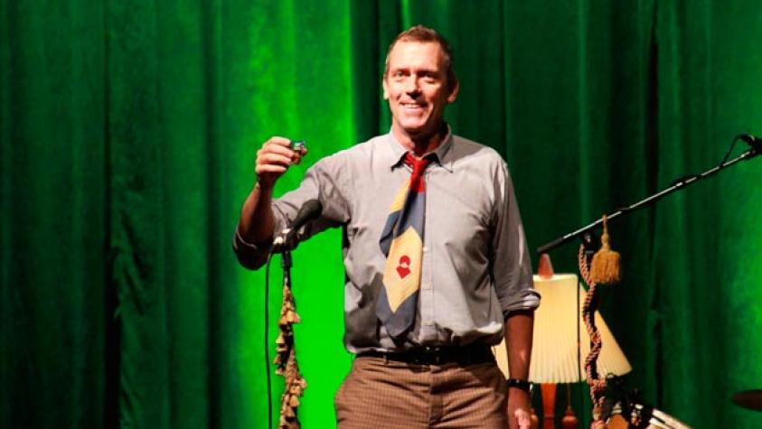 Hugh Laurie deleitó con carismático show en Santiago