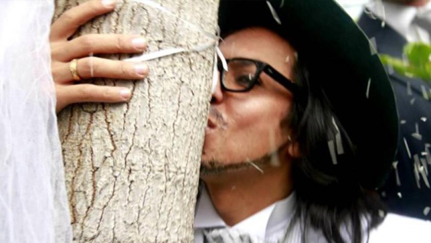 Actor peruano se casará con un árbol en Santiago y el juez será Bombo Fica