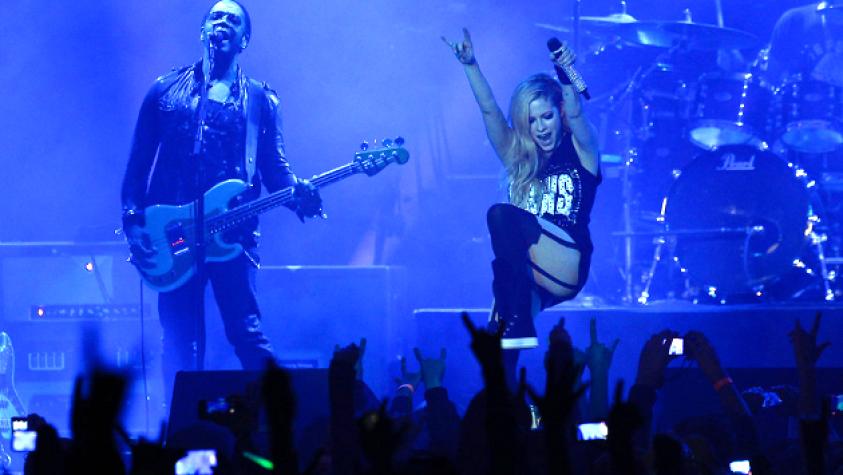 Avril Lavigne dejó a un lado su faceta ruda y se muestra muy sexy