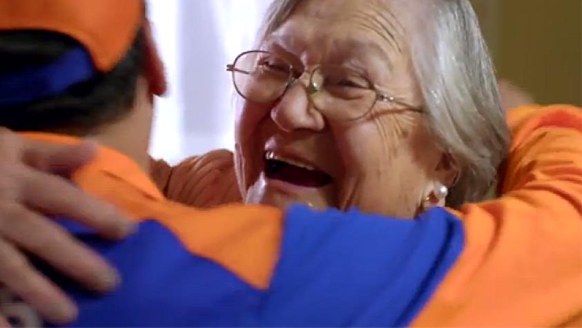 La abuelita Eliana graba comercial y se deja ver joven