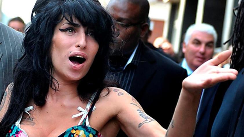 Subastan autorretrato de Amy Winehouse hecho con su sangre