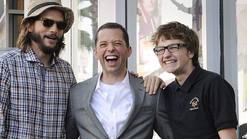 "Two and a Half Men" lo consiguió: Ashton Kutcher seguirá en la serie