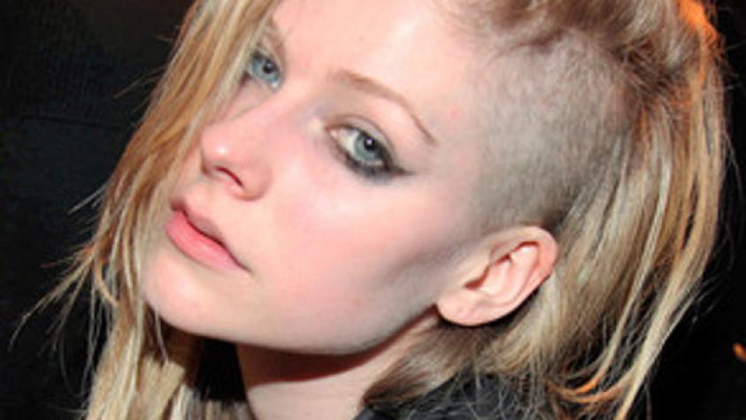 Avril Lavigne estrenó rebelde look