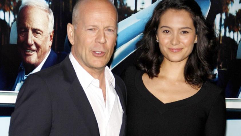 Bruce Willis posa junto a su hija recién nacida